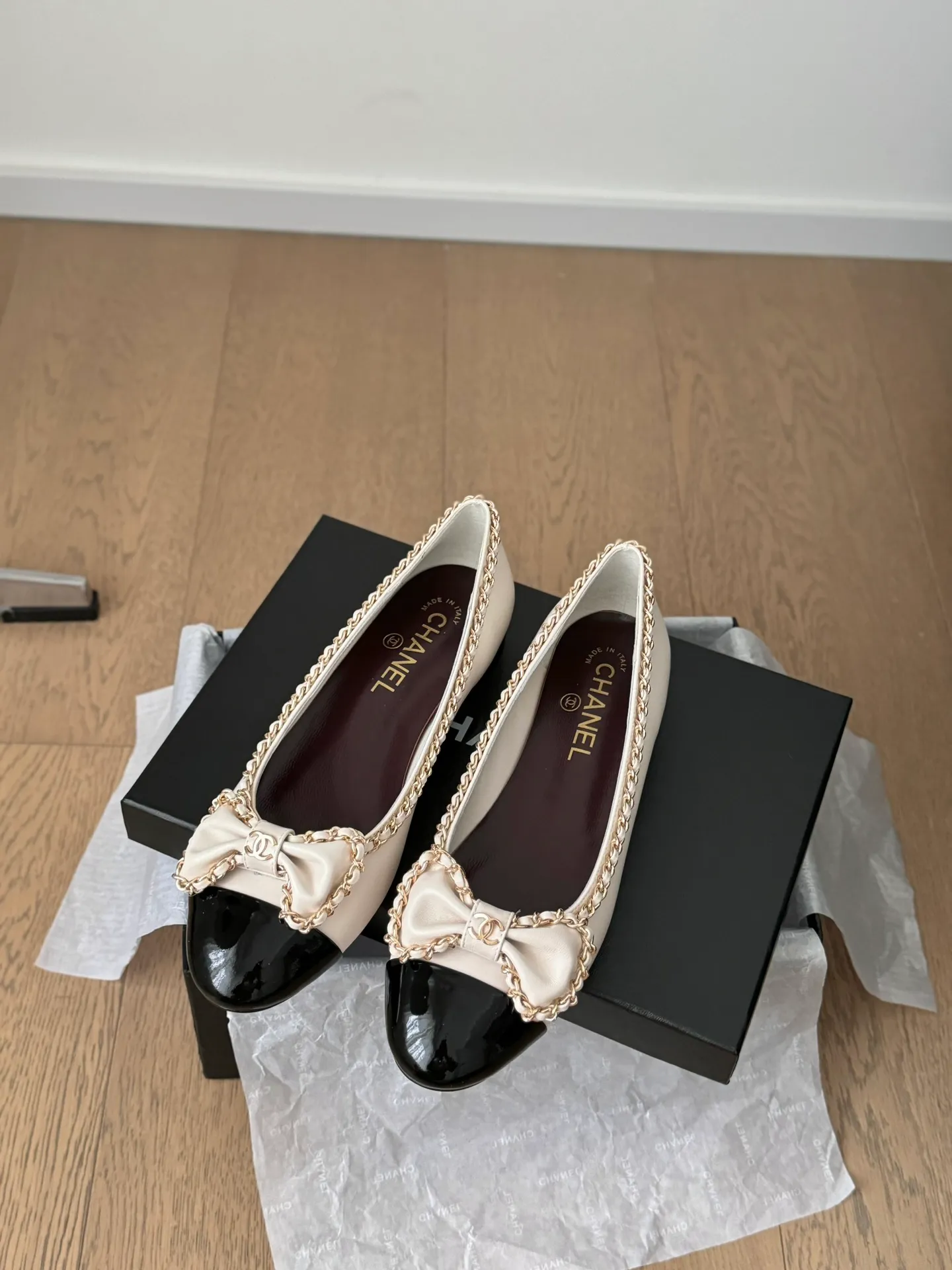 👟👟Ex-factory price 580👟👟 Purchasing agent Chanel Xiaoxiang 24A new chain double C thick heel shoes! 1:1 replica of the original. A classic among classics. It is perfect whether paired with trousers or skirts. The small round head design is very good at modifying the shape of the feet. A must-have for little fairies! The upper is made of imported lambskin, the lining is top-grade mixed sheepskin, and the outsole is imported Italian cowhide. Heel height: 2.5cm. Size: 35-39 (40/41/42/43 customized)